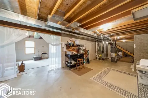 1714 Neil Pella IA 50219
