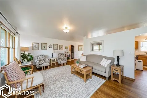 1714 Neil Pella IA 50219