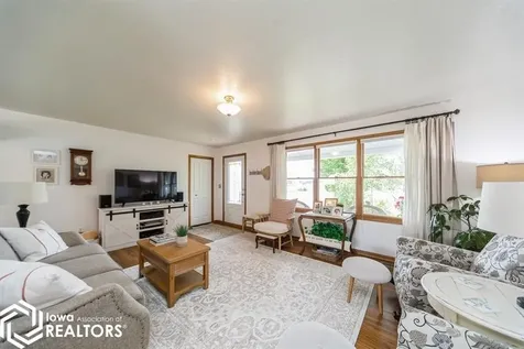 1714 Neil Pella IA 50219