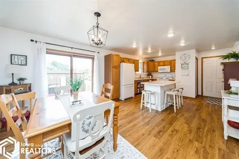 1714 Neil Pella IA 50219