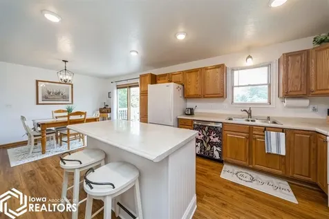 1714 Neil Pella IA 50219