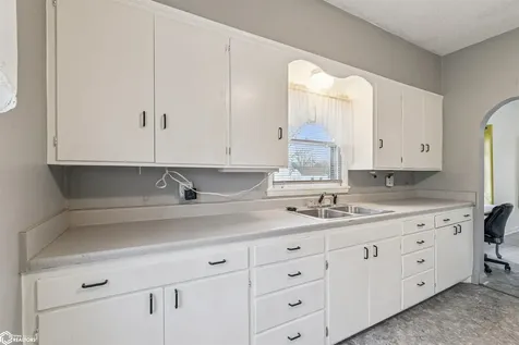 1703 W State Street Marshalltown IA 50158