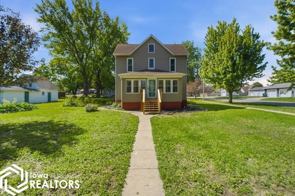 602 E Maple Street Hubbard IA 50122