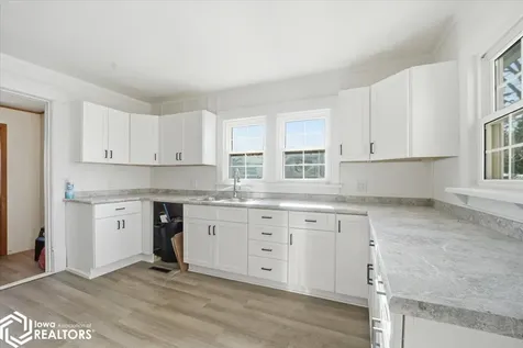 602 E Maple Street Hubbard IA 50122