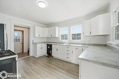 602 E Maple Street Hubbard IA 50122