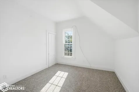 602 E Maple Street Hubbard IA 50122