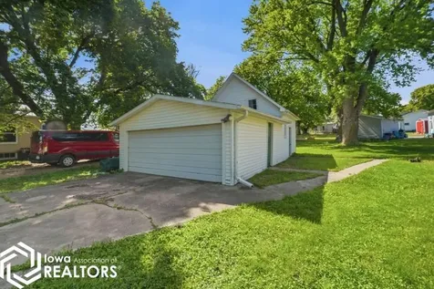 602 E Maple Street Hubbard IA 50122