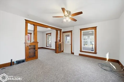 602 E Maple Street Hubbard IA 50122