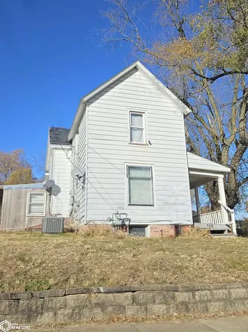 309 E Lowe Avenue Fairfield IA 52556