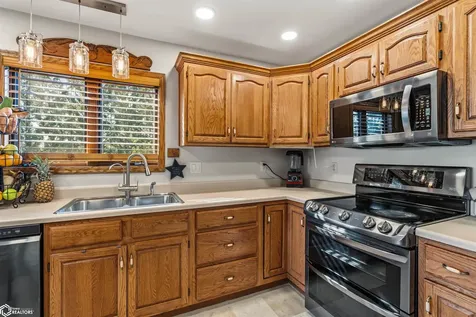 302 Richard Lane Marshalltown IA 50158