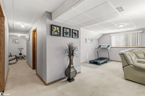 302 Richard Lane Marshalltown IA 50158
