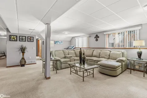 302 Richard Lane Marshalltown IA 50158