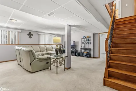 302 Richard Lane Marshalltown IA 50158