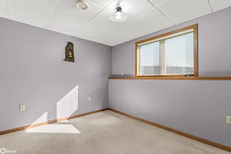 302 Richard Lane Marshalltown IA 50158