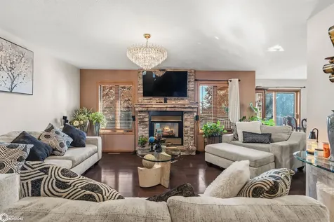 302 Richard Lane Marshalltown IA 50158