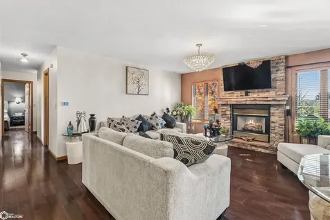 302 Richard Lane Marshalltown IA 50158