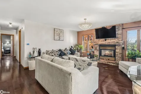 302 Richard Lane Marshalltown IA 50158