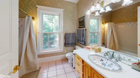 2105 Silverlakes Circle Fairfield IA 52556