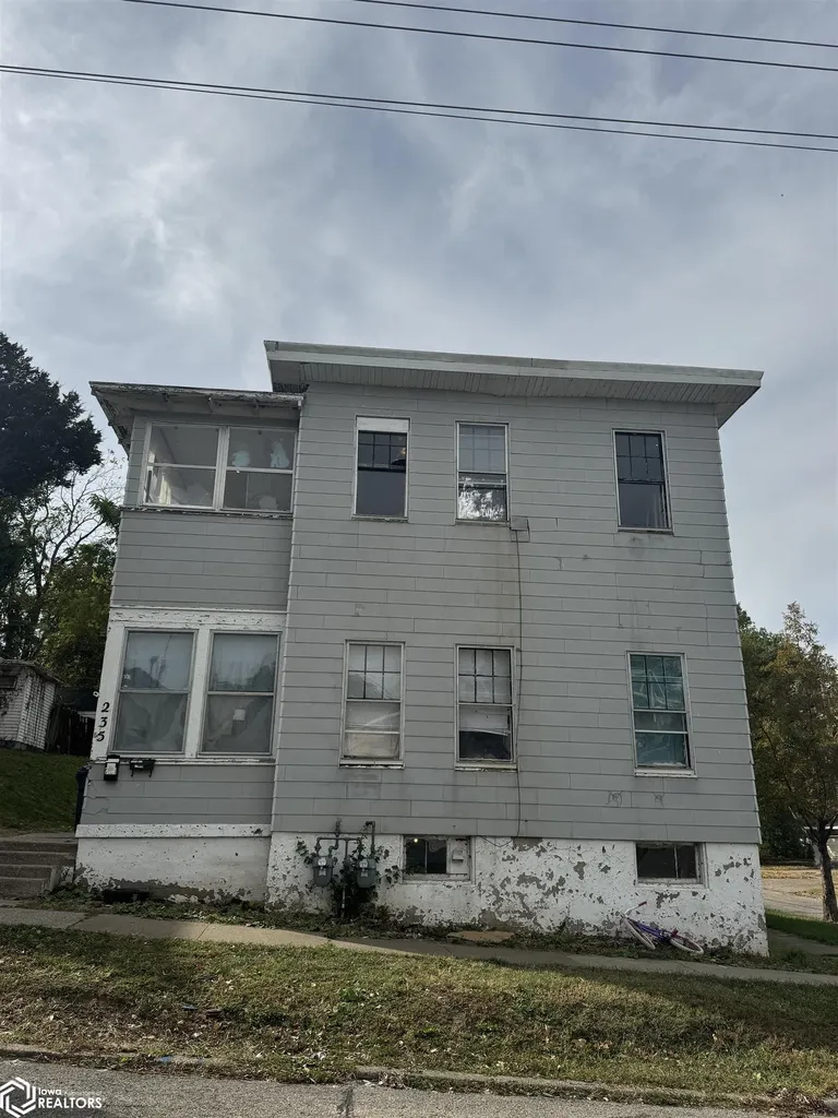 235 S 9th Street Burlington IA 52601