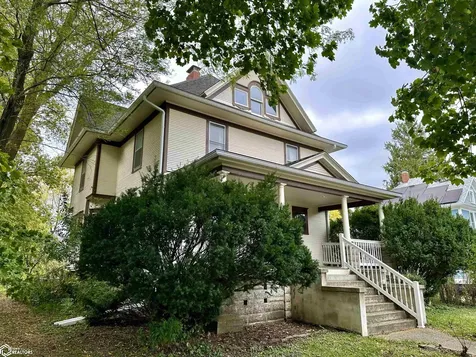 1517 Elm Street Grinnell IA 50112