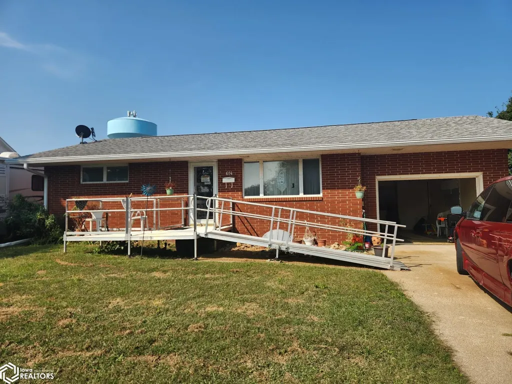 614 N First Street Knoxville IA 50138
