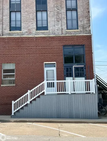 105 1/2 W Washington Street Sigourney IA 52591