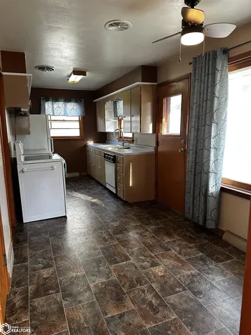 515 W Des Moines Street Brooklyn IA 52211