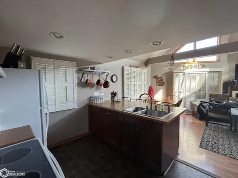 4220-4219 W Lakeshore Drive Brooklyn IA 52211