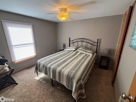 4220-4219 W Lakeshore Drive Brooklyn IA 52211
