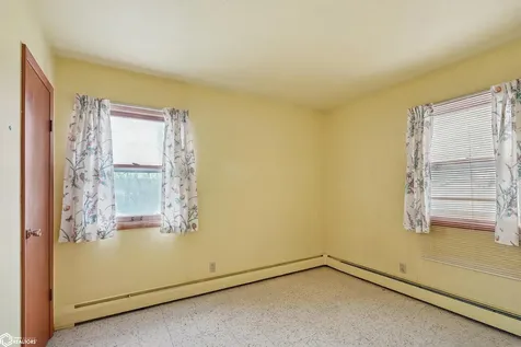 909 S 5th Street Knoxville IA 50138