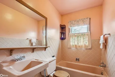 909 S 5th Street Knoxville IA 50138