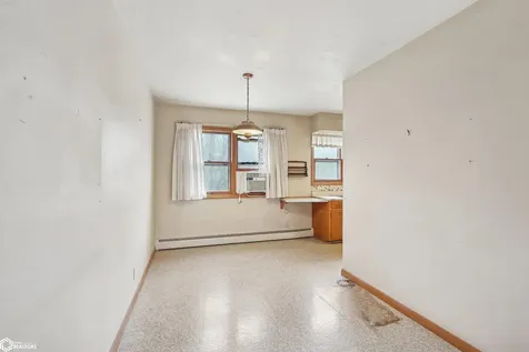 909 S 5th Street Knoxville IA 50138