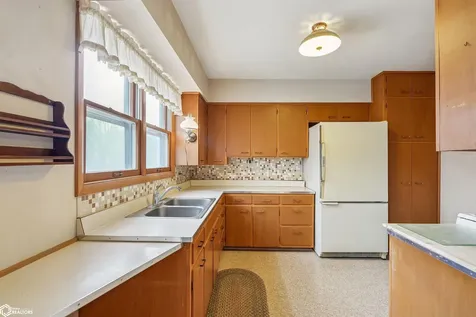 909 S 5th Street Knoxville IA 50138