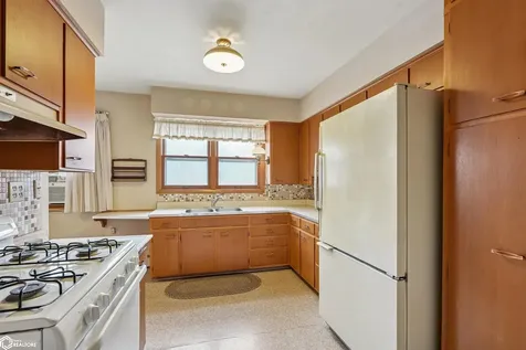 909 S 5th Street Knoxville IA 50138