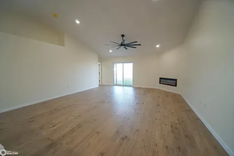 202 E Lillian Conrad IA 50621