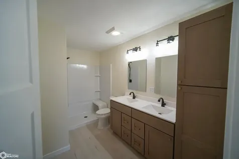 202 E Lillian Conrad IA 50621