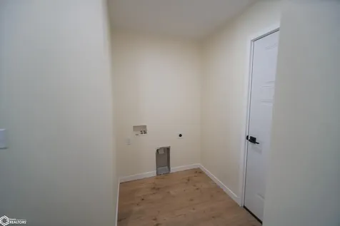202 E Lillian Conrad IA 50621