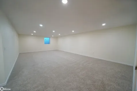 202 E Lillian Conrad IA 50621