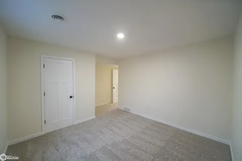 202 E Lillian Conrad IA 50621