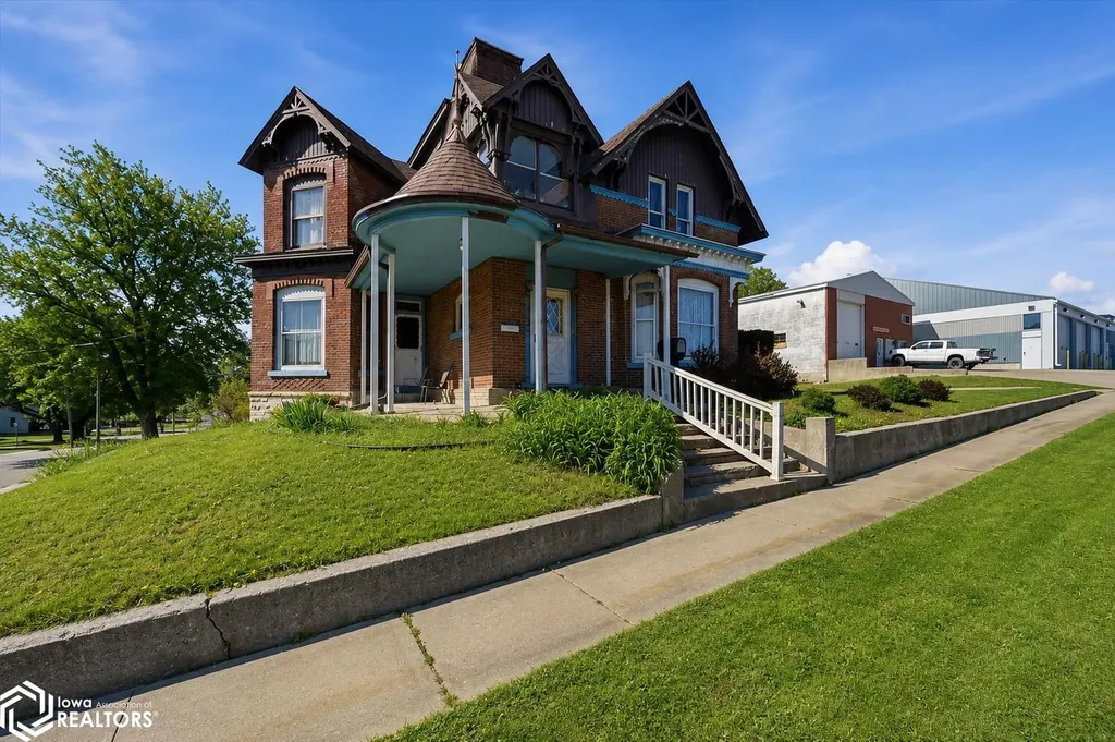 1003 Edgington Avenue Eldora IA 50627