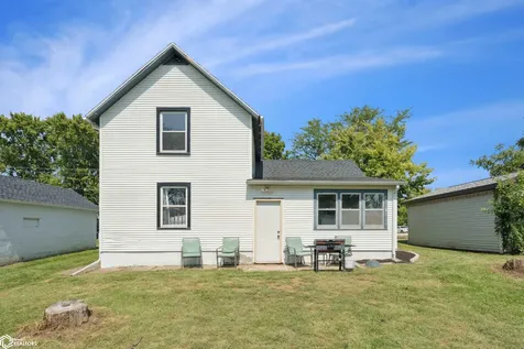 132 Green Street Center Point IA 52213