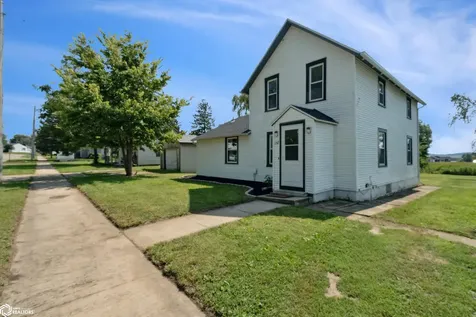 132 Green Street Center Point IA 52213