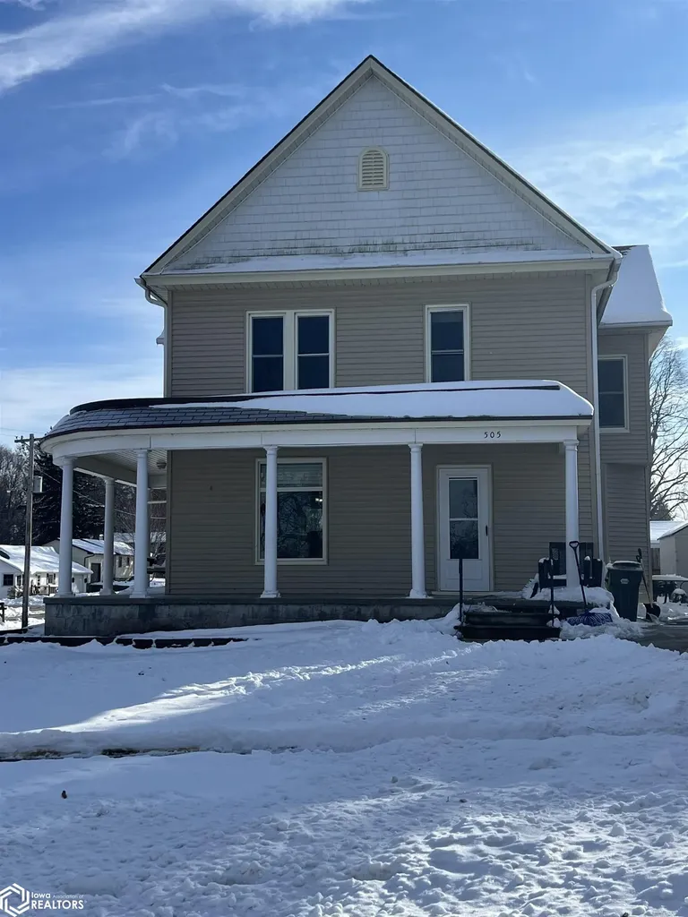 505 W Pershing Drive Brooklyn IA 52211