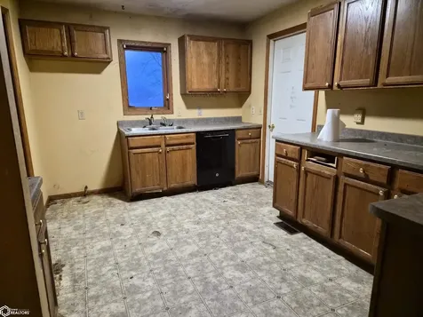 418 4th Street Victor IA 52347