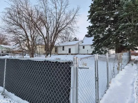 418 4th Street Victor IA 52347