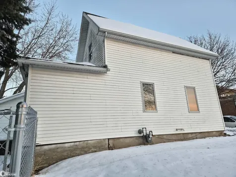 418 4th Street Victor IA 52347