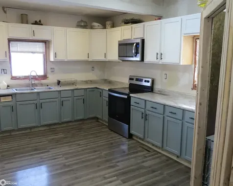 611 Broadway Street Brooklyn IA 52211