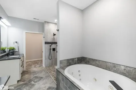 1757 S Illinois Avenue Mason City IA 50401
