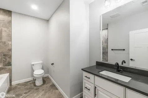 1757 S Illinois Avenue Mason City IA 50401