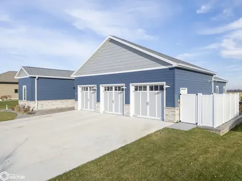 1757 S Illinois Avenue Mason City IA 50401